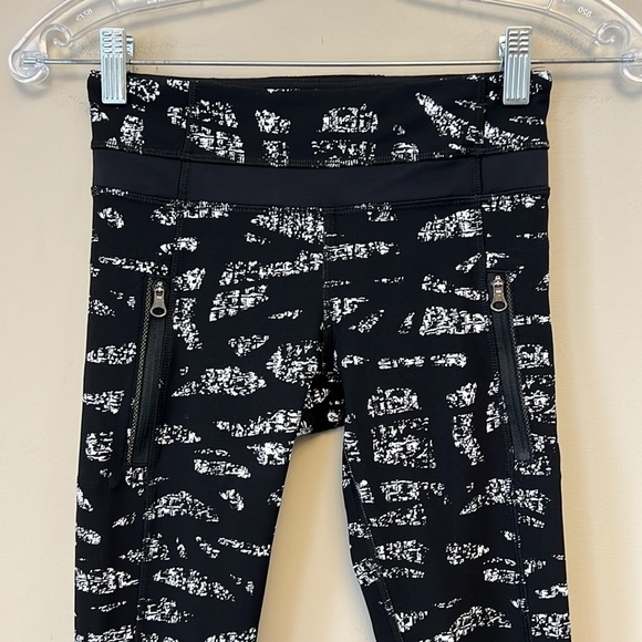 Lululemon Inspire Tight II in Graf Black White / Black size 2 - Picture 8 of 13